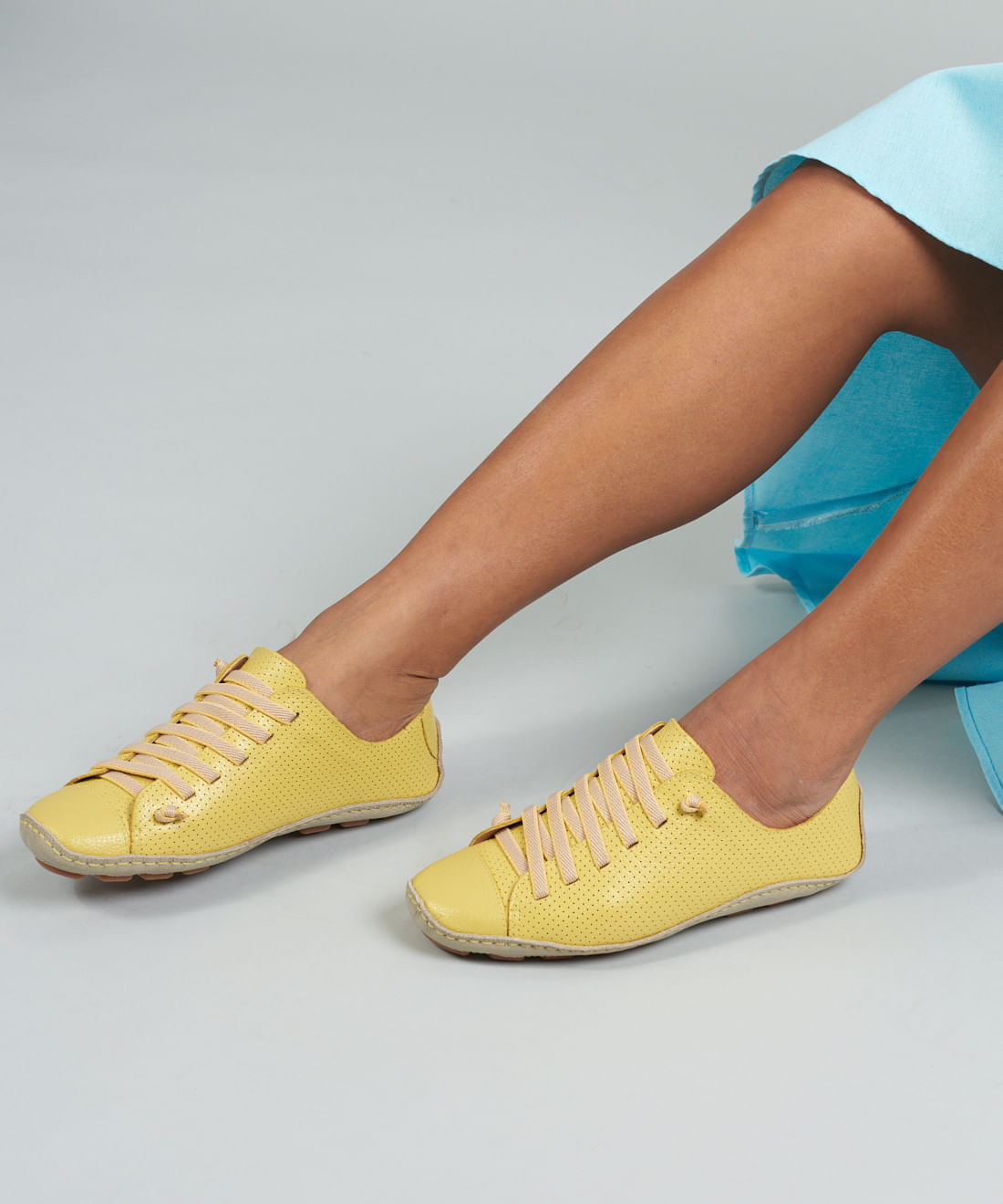 Tenis Perfuros Bicolor - Amarelo Polen - Imagem 18